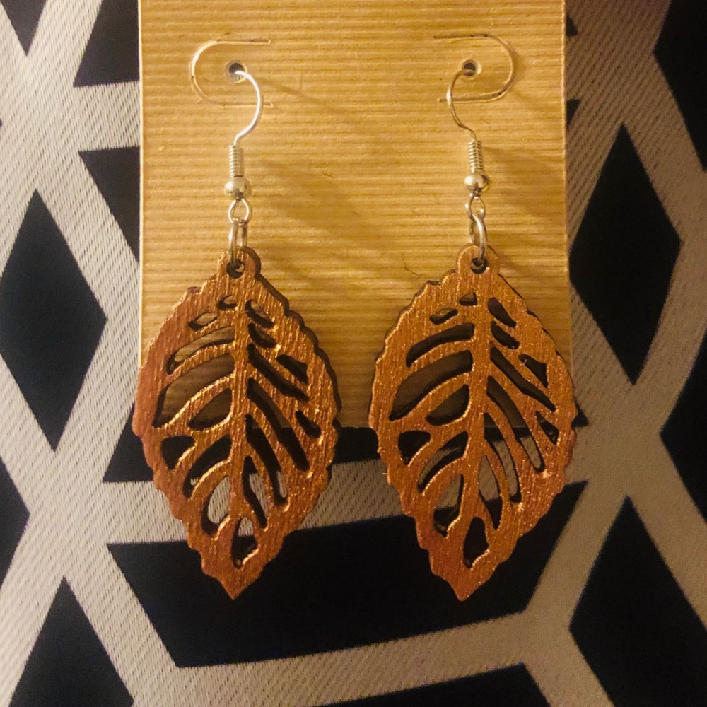 Wooded bronze leaf earrings